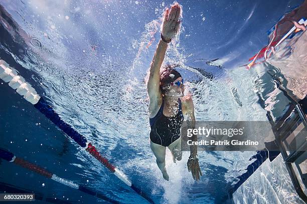 senior swimmer - women by pool imagens e fotografias de stock