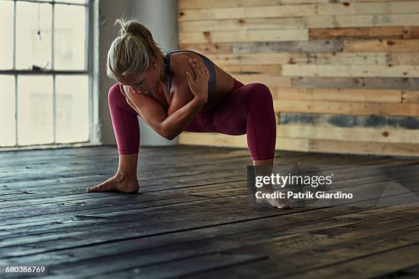 yoga in natural light studio - legs spread fotografías e imágenes de stock