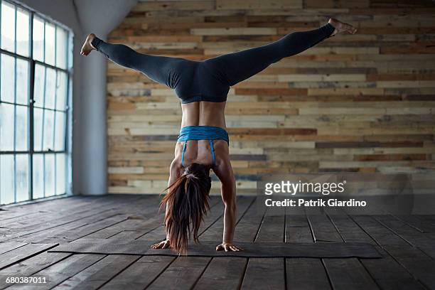 yoga in natural light studio - fare la verticale sulle mani foto e immagini stock