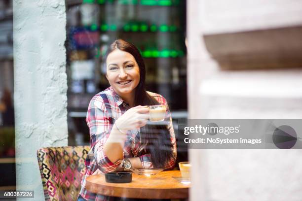 student meisje geniet van een koffie pauze - publik stockfoto's en -beelden