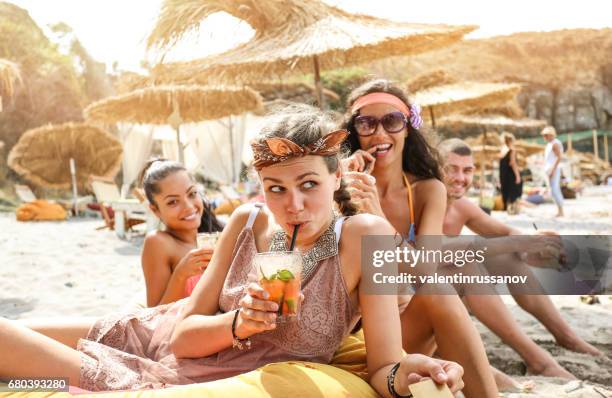 grils divirtiéndose en la playa - fiesta en la playa fotografías e imágenes de stock