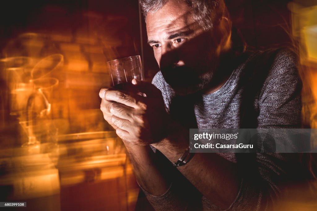 Gefrustreerde Man met glas Alcohol