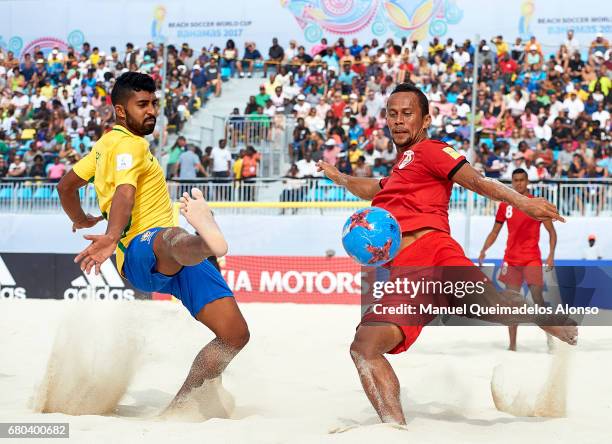 Raimoana Bennett of Tahiti is closed down by Filipe of Brazil during the FIFA Beach Soccer World Cup Bahamas 2017 final match between Tahiti and...