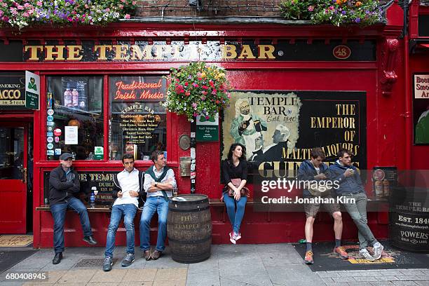 dublin pub scene. - temple bar dublin stock pictures, royalty-free photos & images