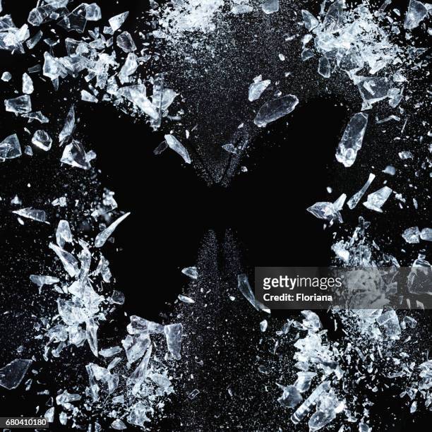 vlindereffect - exploding glass stockfoto's en -beelden