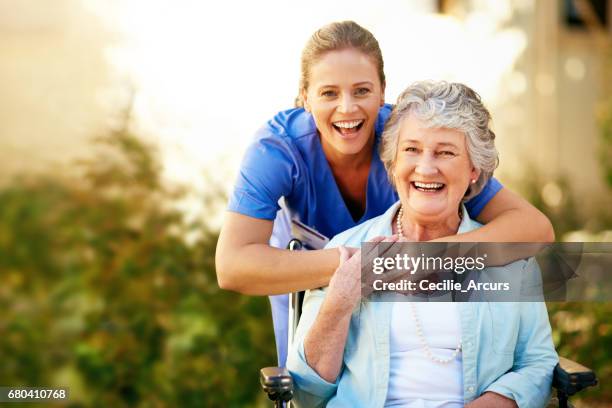 ze houdt me glimlachend - caregiver and senior stockfoto's en -beelden
