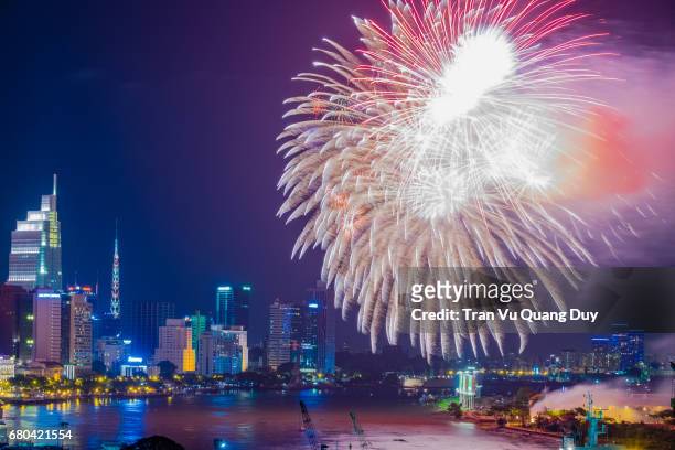 vietnam new year's fireworks performance. - hanoi night stockfoto's en -beelden