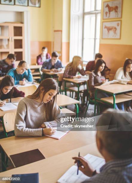 stor grupp gymnasieelever skriver ett test i klassrummet. - exam bildbanksfoton och bilder