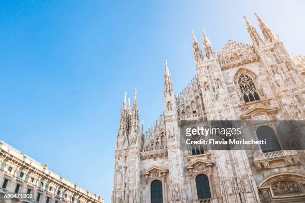 duomo di milano in italy - catedral de milán fotografías e imágenes de stock