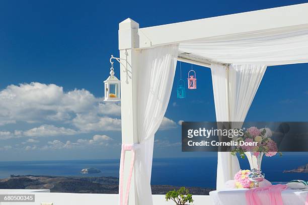 terrace with wedding decoration - santorini wedding stockfoto's en -beelden