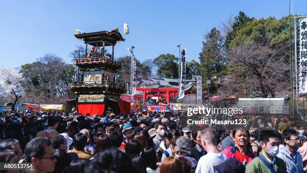 zweven een heiligdom verlaten naar de stad inuyama - kanamara matsuri stockfoto's en -beelden