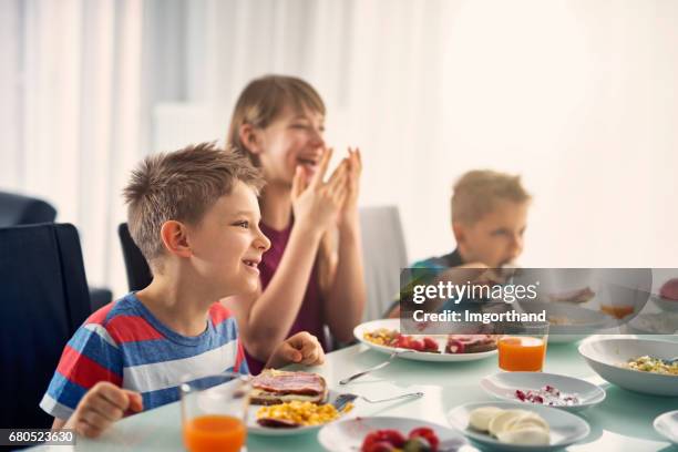 bambini che colazione la mattina di sole - girls laughing eating sandwich foto e immagini stock