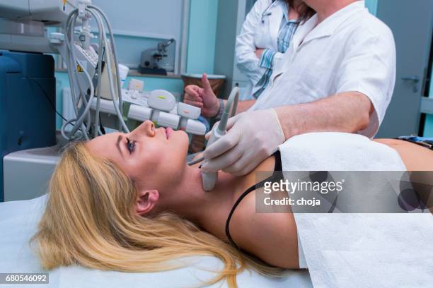医師ギブ美しい若い患者、超音波 - 甲状腺 ストックフォトと画像