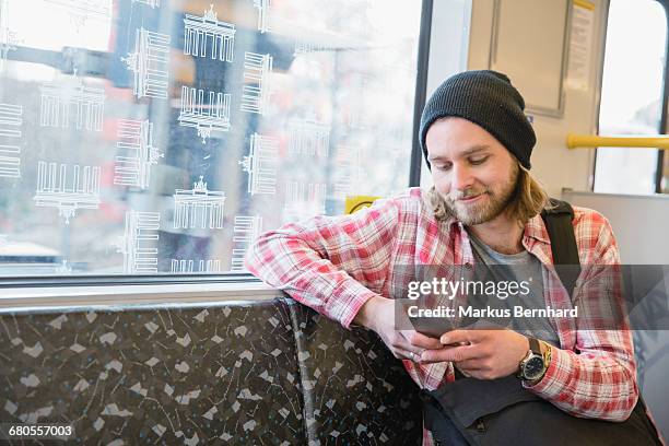 man texting on cellphone - express photos et images de collection