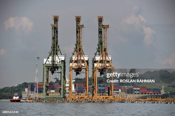 Container vessel arrives at Tanjong Pagar terminal port in Singapore on May 9, 2017. / AFP PHOTO / ROSLAN RAHMAN