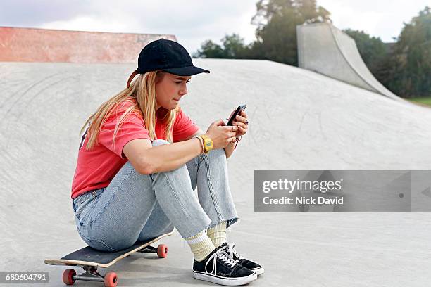 skateboarders - monopatín artículos deportivos fotografías e imágenes de stock