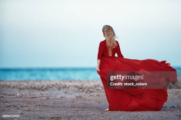 moment de silence du coucher du soleil - red dress photos et images de collection