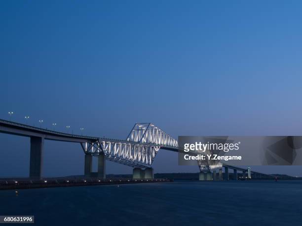 illuminated tokyo gate bridge - 橋 stock pictures, royalty-free photos & images