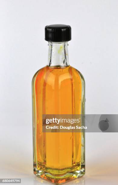 vinegar cruet bottle - vinegar stockfoto's en -beelden