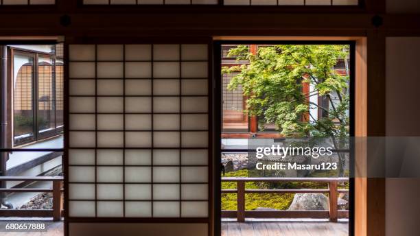 scena interna del tempio giapponese - porta di carta giapponese foto e immagini stock