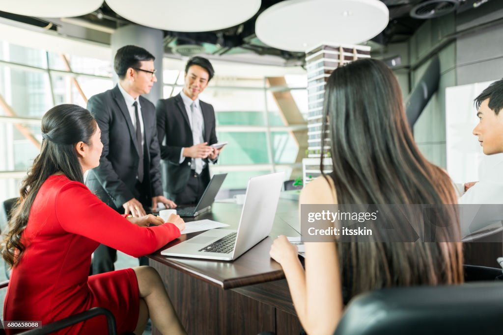Schreibtischarbeiter besprechen Sie die Details des Projekts