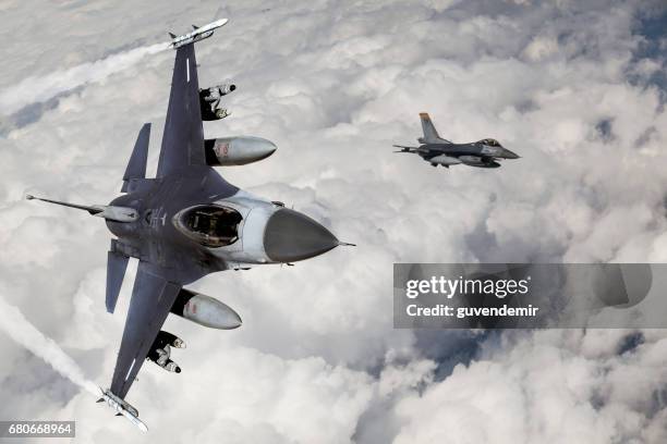 fıghter jets - militair vliegtuig stockfoto's en -beelden