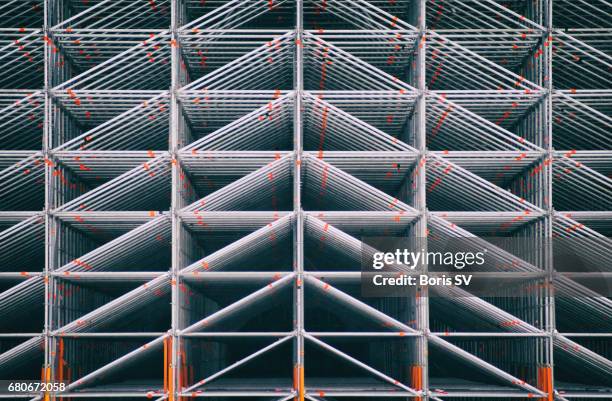 scaffolding symmetry - multiple triangles - baugerüst stock-fotos und bilder