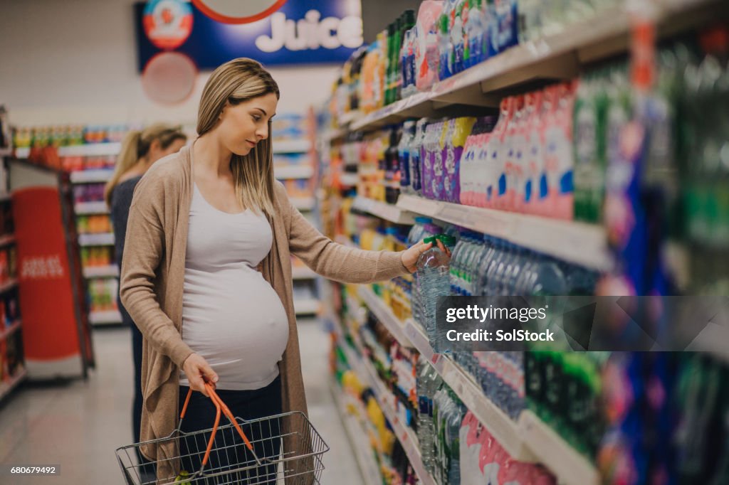 Schwangere Frau Lebensmittel-Einkaufsservice