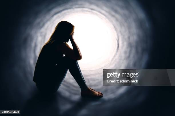 mujer deprimida y sola - enfermedad mental fotografías e imágenes de stock