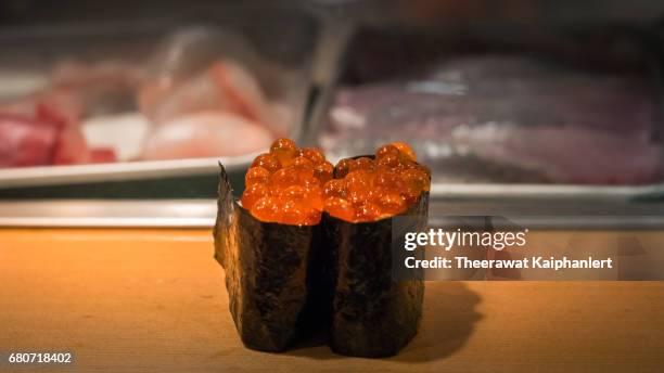 sushi (salmon roe nigiri) - gunkanmaki stock-fotos und bilder