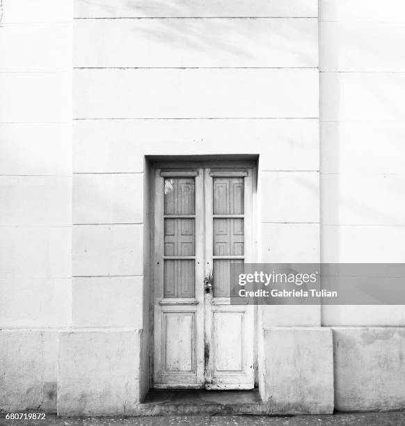 old front door of house in argentina - fachada 個照片及圖片檔