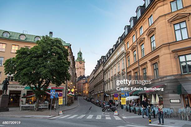 side street in gamla stan in sweden - catedral de estocolmo - fotografias e filmes do acervo