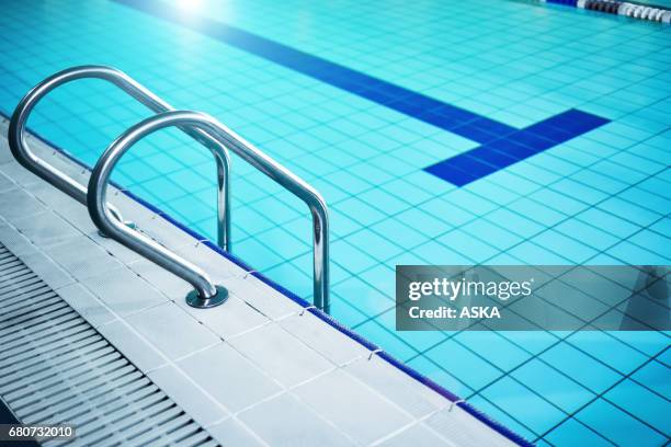 the swimming pool ladder - swimming pool imagens e fotografias de stock