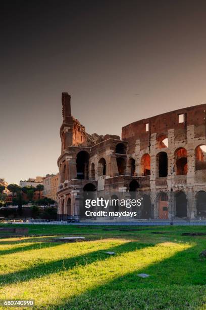 rome, colosseum at sunrise - senza persone stock-fotos und bilder