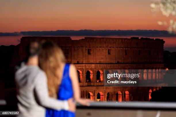 rome, colosseum - relazione di coppia stockfoto's en -beelden