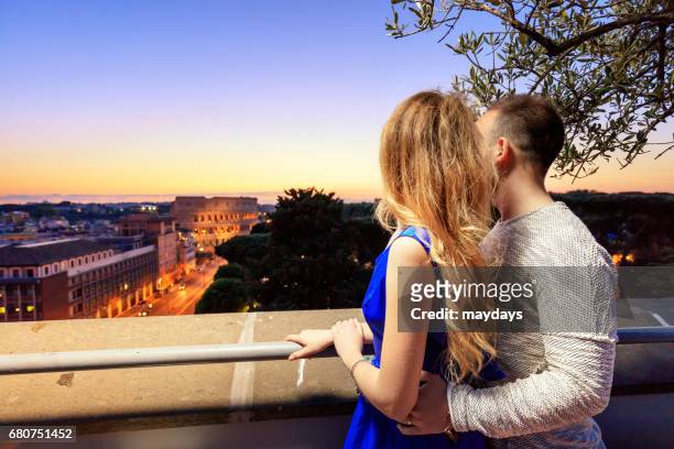 rome, colosseum - coppia eterosessuale stock-fotos und bilder