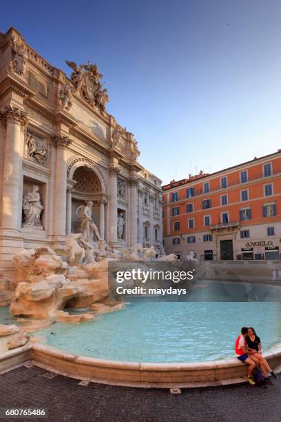 rome, trevi fountain with a romantic couple - relazione di coppia stockfoto's en -beelden