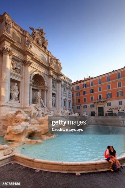 rome, trevi fountain with a romantic couple - coniugi - fotografias e filmes do acervo