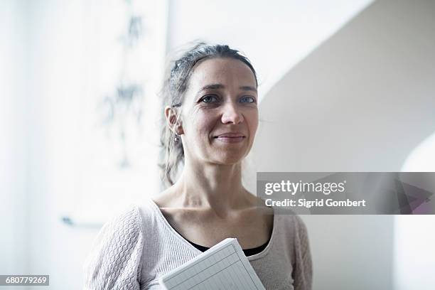 portrait of a female healer with index card, freiburg im breisgau, baden-württemberg, germany - female doctor portrait stockfoto's en -beelden