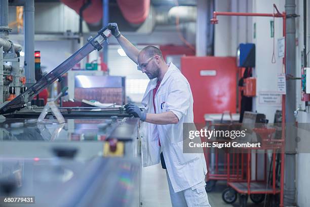 male engineer working in industry, hanover, lower saxony, germany - newtechnology stockfoto's en -beelden