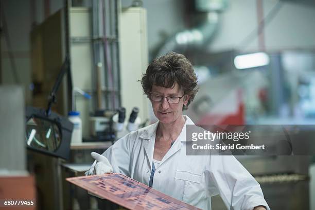 female engineer examining circuit board in industry, hanover, lower saxony, germany - newtechnology fotografías e imágenes de stock