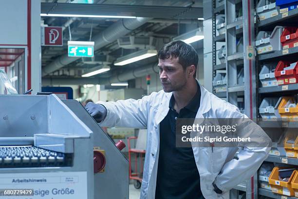 male engineer working in industry, hanover, lower saxony, germany - newtechnology stockfoto's en -beelden