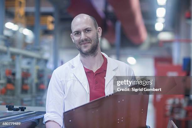 male engineer examining circuit board in industry, hanover, lower saxony, germany - newtechnology fotografías e imágenes de stock