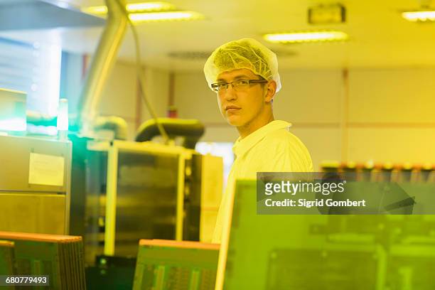 portrait of a male engineer working in industry, hanover, lower saxony, germany - newtechnology fotografías e imágenes de stock