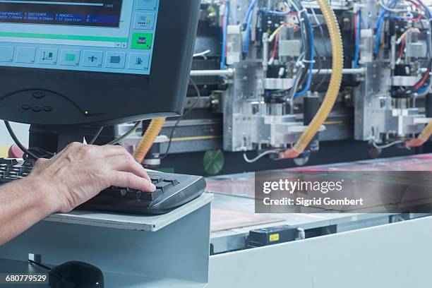 male engineer working on computer in industry, hanover, lower saxony, germany - newtechnology fotografías e imágenes de stock