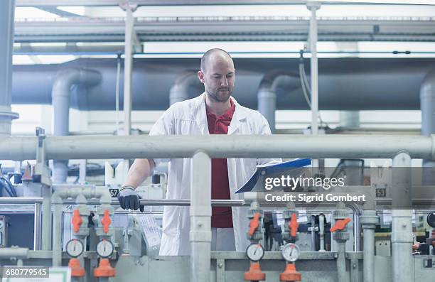 male engineer working in industry, hanover, lower saxony, germany - newtechnology fotografías e imágenes de stock