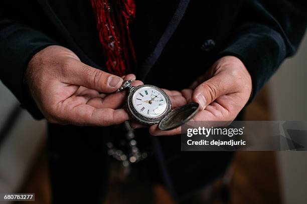 man holding pocket watch - relógio de bolso - fotografias e filmes do acervo