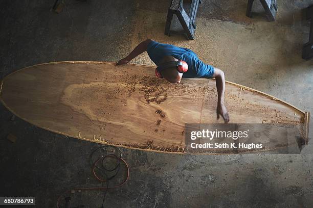 craftsman making paddleboard in workshop, overhead view - planche de surf photos et images de collection