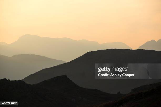 looking towards crinkle crags at sunset from loughrigg, lake district, uk. - loughrigg fells stock-fotos und bilder