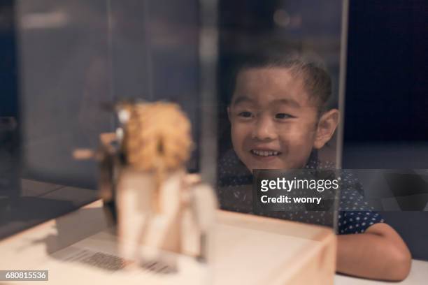 young boy watching crafts indoors - children museum stock pictures, royalty-free photos & images